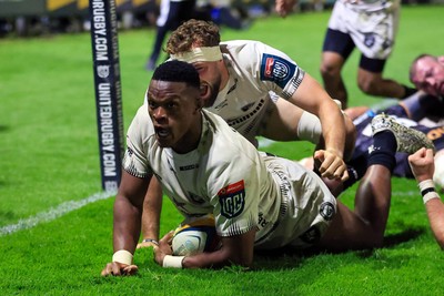 180426 - Ospreys v Hollywoodbets Sharks - United Rugby Championship - Phepsi Buthelezi of Hollywoodbets Sharks Scores a Try