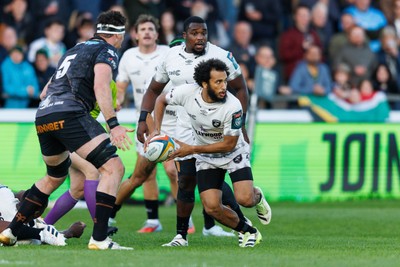 180426 - Ospreys v Hollywoodbets Sharks - United Rugby Championship - Jaden Hendrikse of Sharks passes the ball