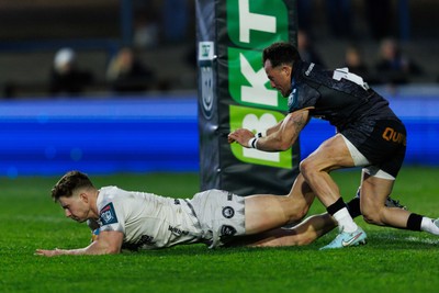 180426 - Ospreys v Hollywoodbets Sharks - United Rugby Championship - Ethan Hooker of Sharks scores a try
