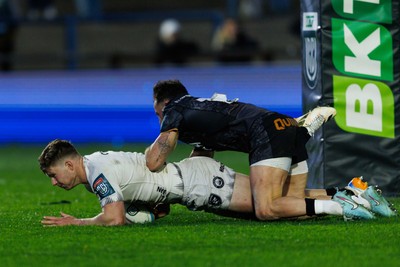 180426 - Ospreys v Hollywoodbets Sharks - United Rugby Championship - Ethan Hooker of Sharks scores a try