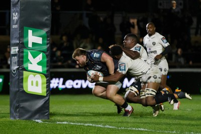 180426 - Ospreys v Hollywoodbets Sharks - United Rugby Championship - Garyn Phillips of Ospreys goes over for a try