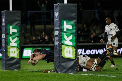 180426 - Ospreys v Hollywoodbets Sharks - United Rugby Championship - Garyn Phillips of Ospreys goes over for a try