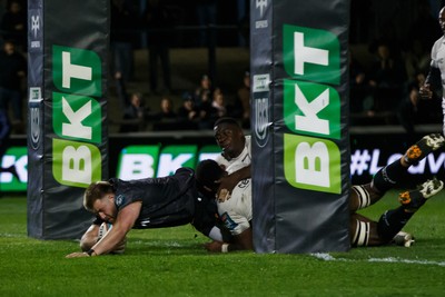 180426 - Ospreys v Hollywoodbets Sharks - United Rugby Championship - Garyn Phillips of Ospreys goes over for a try