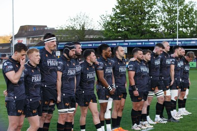 180426 - Ospreys v Hollywoodbets Sharks - United Rugby Championship - The Ospreys team observe a minute's silence in memory of Christopher ‘Chippie’ Solomon, the Stormers team manager
