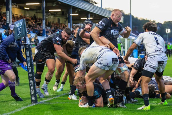 180426 - Ospreys v Hollywoodbets Sharks - United Rugby Championship - Jac Morgan of Ospreys Scores a Try