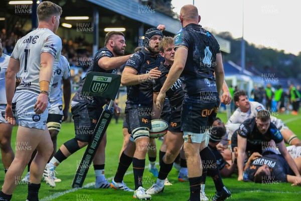 180426 - Ospreys v Hollywoodbets Sharks - United Rugby Championship - Jac Morgan of Ospreys celebrates after scoring