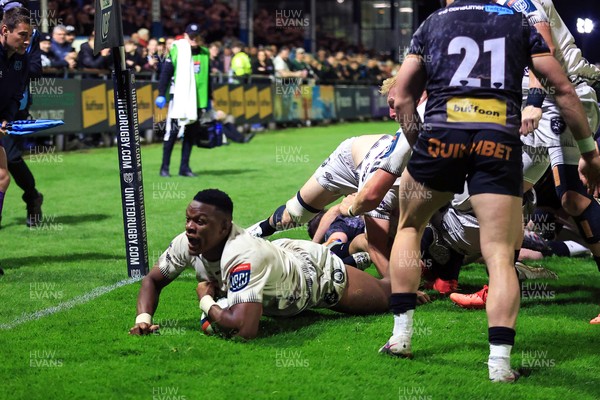180426 - Ospreys v Hollywoodbets Sharks - United Rugby Championship - Phepsi Buthelezi of Hollywoodbets Sharks Scores a Try