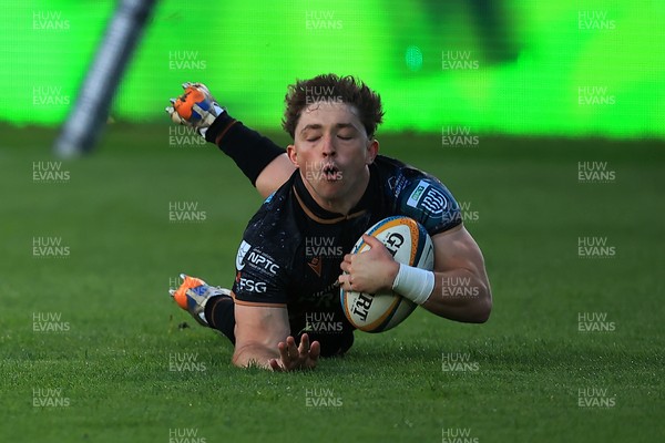 180426 - Ospreys v Hollywoodbets Sharks - United Rugby Championship -  Dan Edwards of Ospreys Scores a Try