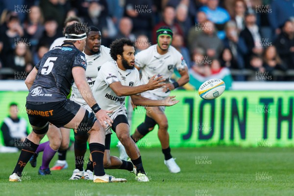 180426 - Ospreys v Hollywoodbets Sharks - United Rugby Championship - Jaden Hendrikse of Sharks passes the ball