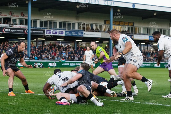 180426 - Ospreys v Hollywoodbets Sharks - United Rugby Championship - Phepsi Buthelezi of Sharks (hidden) scores a try