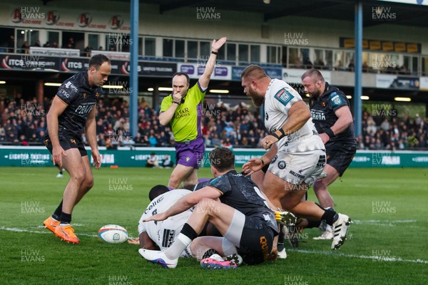 180426 - Ospreys v Hollywoodbets Sharks - United Rugby Championship - Phepsi Buthelezi of Sharks (hidden) scores a try