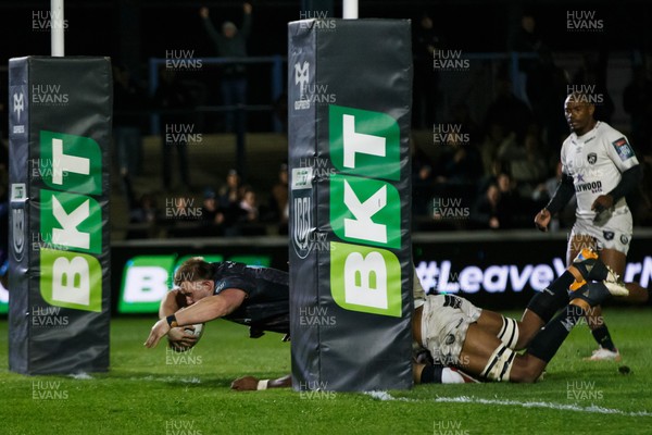 180426 - Ospreys v Hollywoodbets Sharks - United Rugby Championship - Garyn Phillips of Ospreys goes over for a try