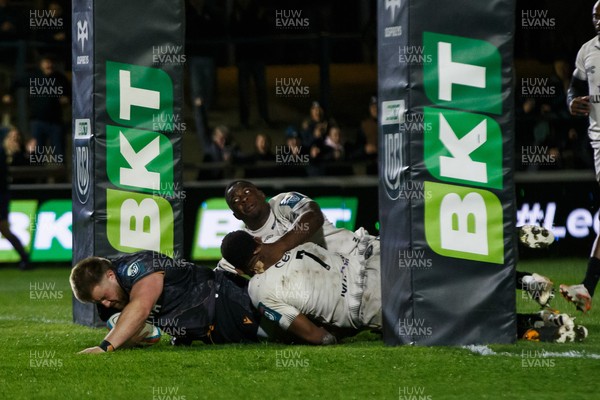 180426 - Ospreys v Hollywoodbets Sharks - United Rugby Championship - Garyn Phillips of Ospreys goes over for a try