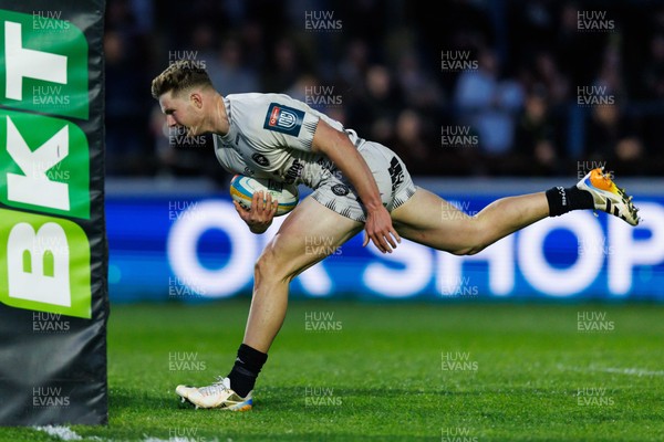 180426 - Ospreys v Hollywoodbets Sharks - United Rugby Championship - Ethan Hooker of Sharks scores a try