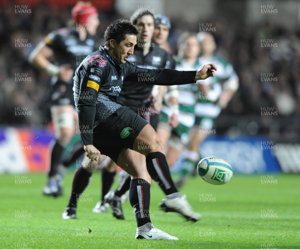 24.01.09 - Ospreys v Leicester - Heineken Cup - Ospreys Gavin Henson clears. 