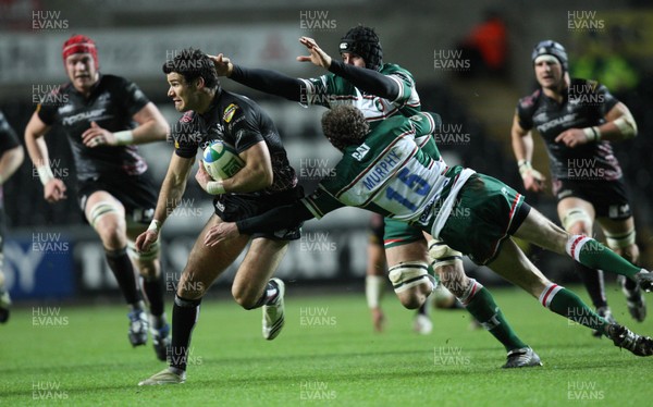 24.01.09 - Ospreys v Leicester Tigers, Heineken Cup -  Ospreys' Mike Phillips takes on Leicesters' Geordan Murphy and Marco Wentzel 