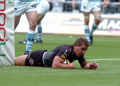 22.08.08 -  Ospreys v Leicester Tigers ... Shane Williams Testimonial match -  Ospreys Rhys Webb dives in to score try 