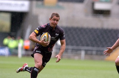 22.08.08 -  Ospreys v Leicester Tigers ... Shane Williams Testimonial match -  Ospreys Shane Williams breaks away 