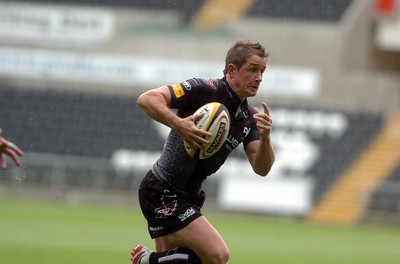 23.08.08 - Ospreys v Leicester Tigers .....Shane Williams Testimonial.. Shane Williams on the attack against Leicester Tigers. 