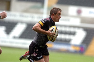 23.08.08 - Ospreys v Leicester Tigers .....Shane Williams Testimonial.. Shane Williams on the attack against Leicester Tigers. 