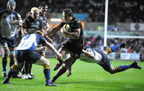 06.03.09 - Ospreys v Leinster - Magners League - Ospreys Sonny Parker breaks through Leinster's Paul O'Donohoe to score try. 