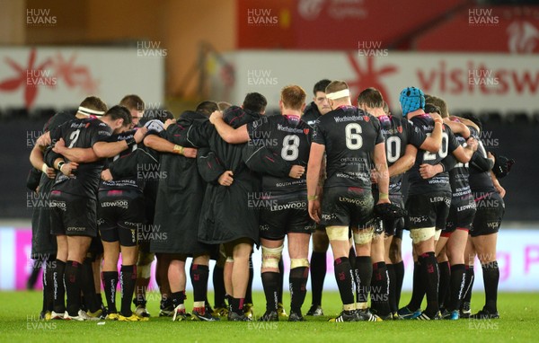 080116 - Ospreys v Leinster - Guinness PRO12 -Ospreys players huddle