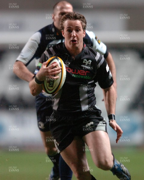 23.11.07 - Ospreys v Leinster - Magners League - Ospreys' Martin Roberts gets away from Leinster's Felipe Contepomi 