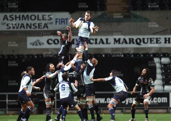 23.11.07 - Magners League Rugby Ospreys v Leinster Leinster's Devin Toner takes a lineout ball 