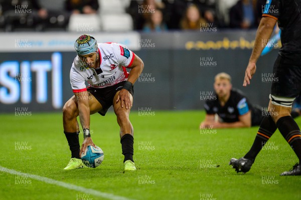 240922 - Ospreys v Emirates Lions - United Rugby Championship - Edwill van der Merwe of Lions scores a try