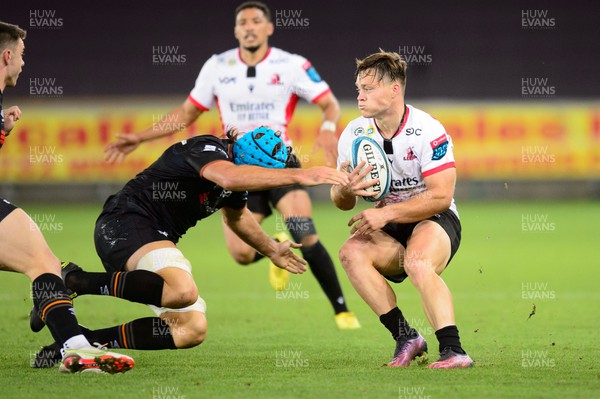 240922 - Ospreys v Emirates Lions - United Rugby Championship - Quan Horn of Lions beats Justin Tipuric of Ospreys