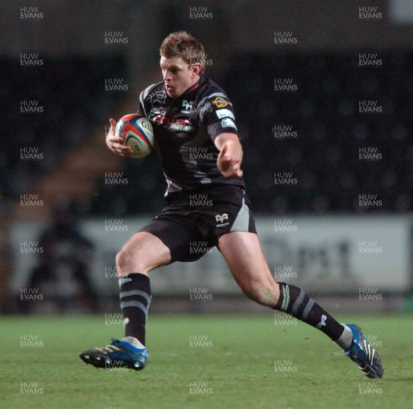 04.11.07 - Ospreys v London Irish - EDF Energy Cup - Ospreys Nikki Walker 