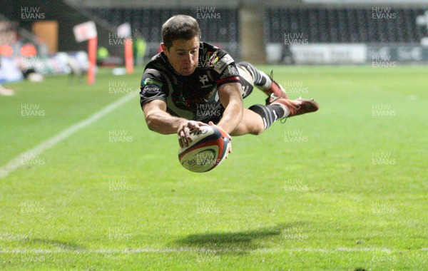 04.11.07..Ospreys v London Irish, EDF Energy Cup -  Ospreys' Shane Williams flies in to score try 