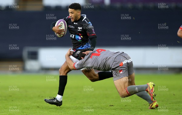 150117 - Ospreys v Lyon - European Rugby Challenge Cup - Keelan Giles of Ospreys is tackled by Thibaut Regard of Lyon by Chris Fairweather/Huw Evans Agency