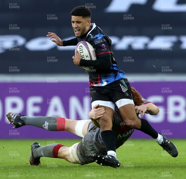 150117 - Ospreys v Lyon - European Rugby Challenge Cup - Keelan Giles of Ospreys is tackled by Felix Lambey of Lyon by Chris Fairweather/Huw Evans Agency