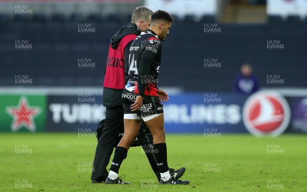 150117 - Ospreys v Lyon - European Rugby Challenge Cup - Keelan Giles of Ospreys leaves the field injured by Chris Fairweather/Huw Evans Agency