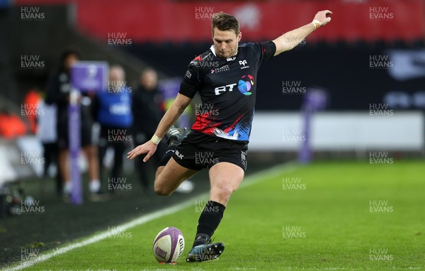 150117 - Ospreys v Lyon - European Rugby Challenge Cup - Dan Biggar of Ospreys kicks a conversion by Chris Fairweather/Huw Evans Agency