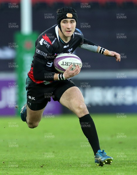 150117 - Ospreys v Lyon - European Rugby Challenge Cup - Sam Davies of Ospreys runs with the ball by Chris Fairweather/Huw Evans Agency