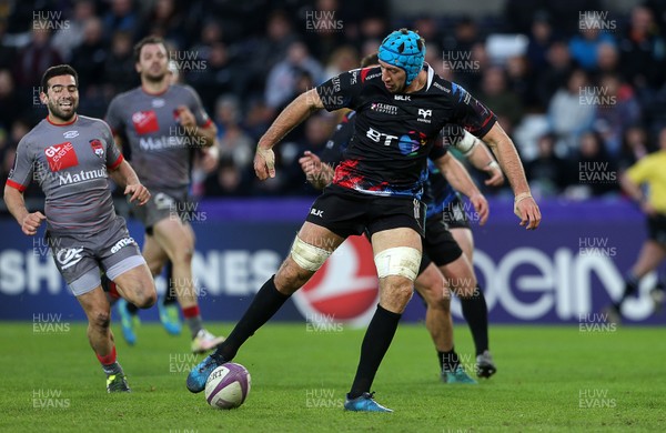 150117 - Ospreys v Lyon - European Rugby Challenge Cup - Justin Tipuric of Ospreys kicks the ball towards the line to score a try by Chris Fairweather/Huw Evans Agency