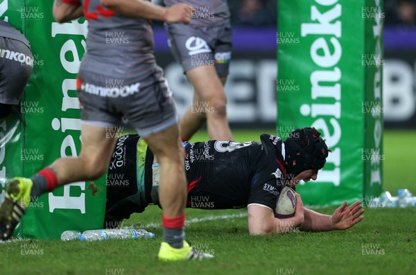 150117 - Ospreys v Lyon - European Rugby Challenge Cup - Adam Beard of Ospreys scores a try by Chris Fairweather/Huw Evans Agency