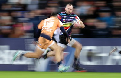 140123 - Ospreys v Montpellier - European Rugby Champions Cup - Cai Evans of Ospreys is challenged by �Thomas Darmon of Montpellier 