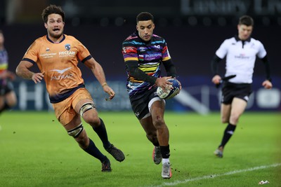 140123 - Ospreys v Montpellier - European Rugby Champions Cup - Keelan Giles of Ospreys chips the ball through to Justin Tipuric of Ospreys who scores a try