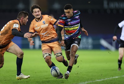 140123 - Ospreys v Montpellier - European Rugby Champions Cup - Keelan Giles of Ospreys chips the ball through to Justin Tipuric of Ospreys who scores a try