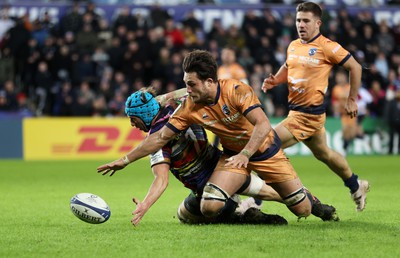 140123 - Ospreys v Montpellier - European Rugby Champions Cup - Justin Tipuric of Ospreys beats Alexandre Becognee of Montpellier to get the ball over the line and score a try