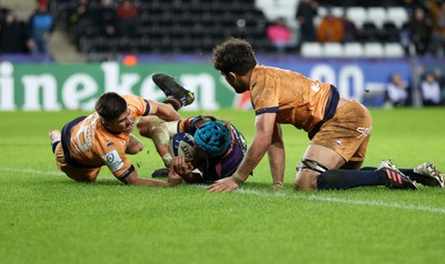 140123 - Ospreys v Montpellier - European Rugby Champions Cup - Justin Tipuric of Ospreys beats Alexandre Becognee of Montpellier to get the ball over the line and score a try