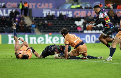 140123 - Ospreys v Montpellier - European Rugby Champions Cup - Justin Tipuric of Ospreys beats Alexandre Becognee of Montpellier to get the ball over the line and score a try