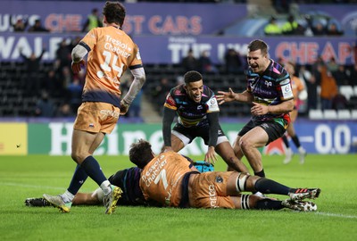 140123 - Ospreys v Montpellier - European Rugby Champions Cup - Justin Tipuric of Ospreys beats Alexandre Becognee of Montpellier to get the ball over the line and score a try