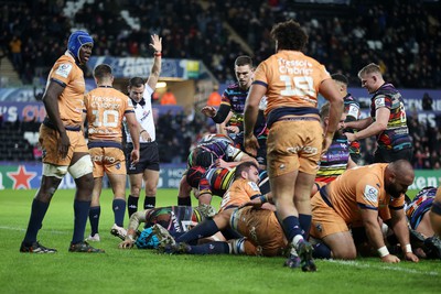 140123 - Ospreys v Montpellier - European Rugby Champions Cup - Morgan Morris of Ospreys scores a try