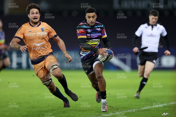 140123 - Ospreys v Montpellier - European Rugby Champions Cup - Keelan Giles of Ospreys chips the ball through to Justin Tipuric of Ospreys who scores a try