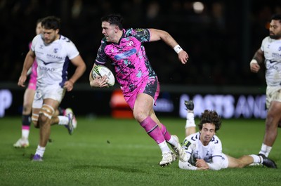 170126 - Ospreys v Montpellier - European Rugby Challenge Cup - Owen Watkin of Ospreys makes a break to score a try