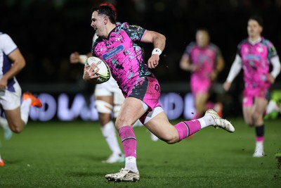 170126 - Ospreys v Montpellier - European Rugby Challenge Cup - Owen Watkin of Ospreys makes a break to score a try